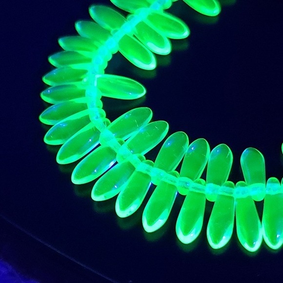 100pcs Czech Glass Dagger Beads, Uranium Glass, UV light reactive - Picture 6 of 8